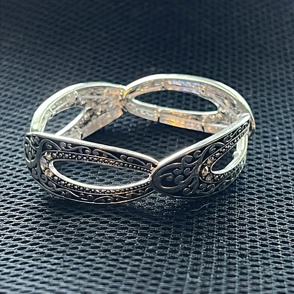 New Silver Tone Bracelet - Picture 1 of 3
